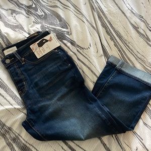 Levi’s Strauss brand-new mid rise Capri pants